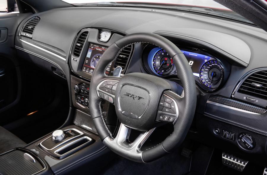 Торпедо Chrysler 300 SRT (LX2) 2015 года  (AU) (фото 8 из 31)